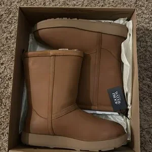 NWT UGG W classic short L waterproof 1017509